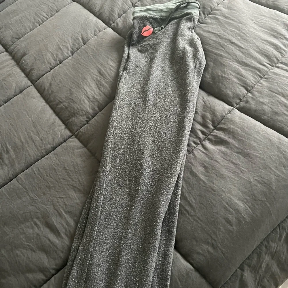 Wildfox Gray Lounge Pants with Pink/Red Lips Logo - Picture 5 of 11